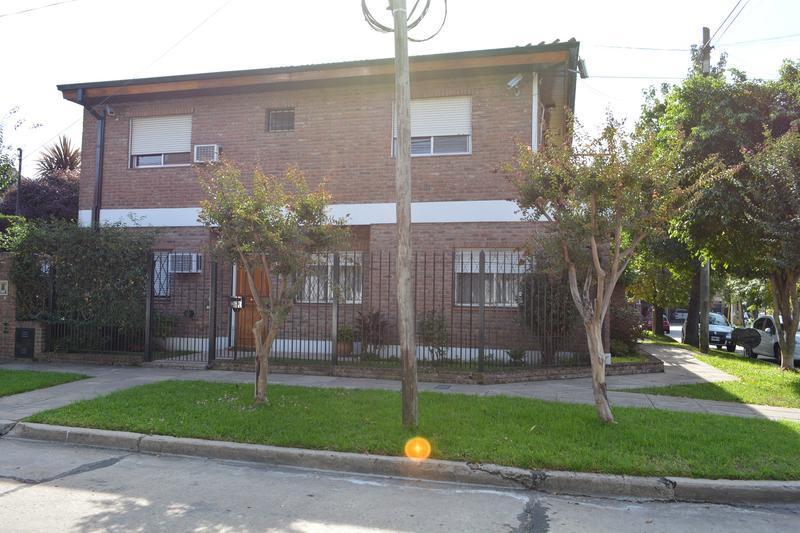 Casa de 4 ambientes con cochera en venta en Olivos