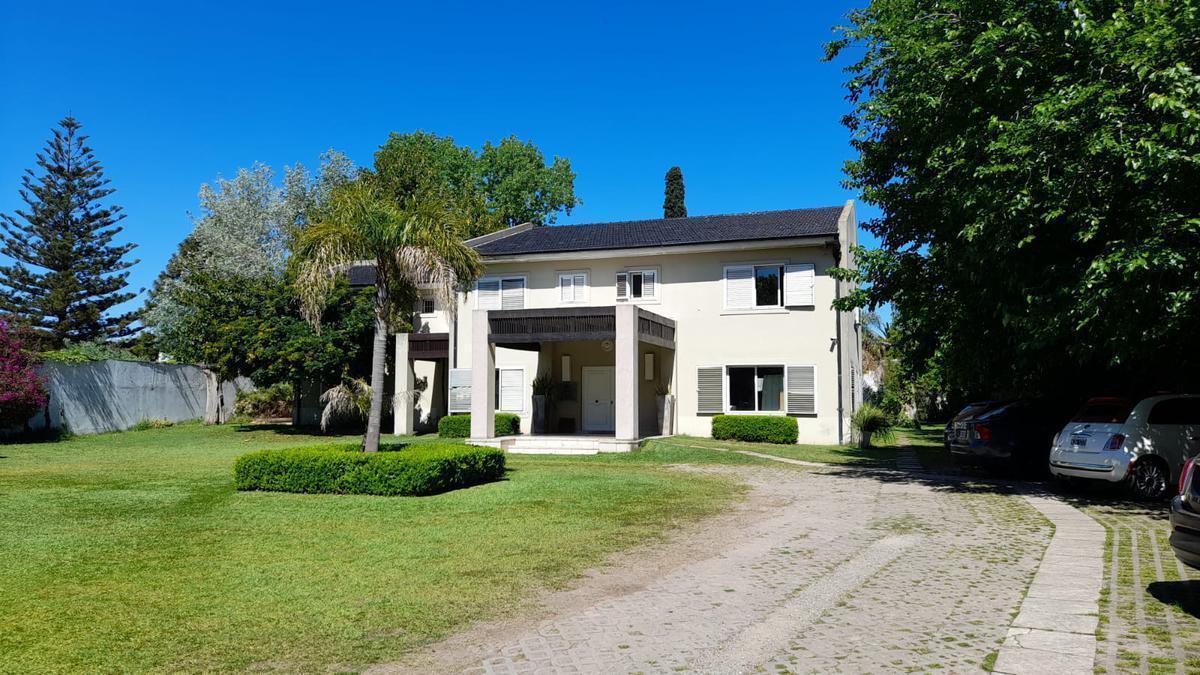 Chalet de 7 Ambientes en Venta en Martinez 3
