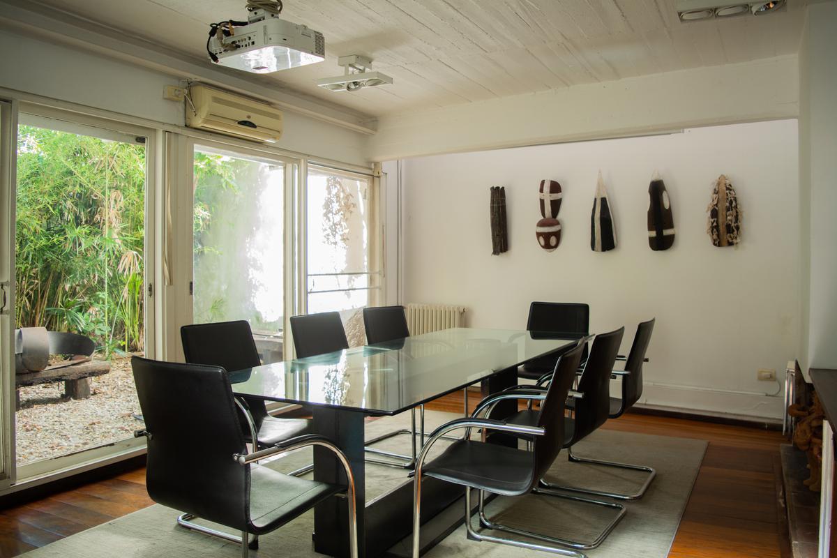 Casa de 7 ambientes con cochera y playroom en venta en Vicente Lopez
