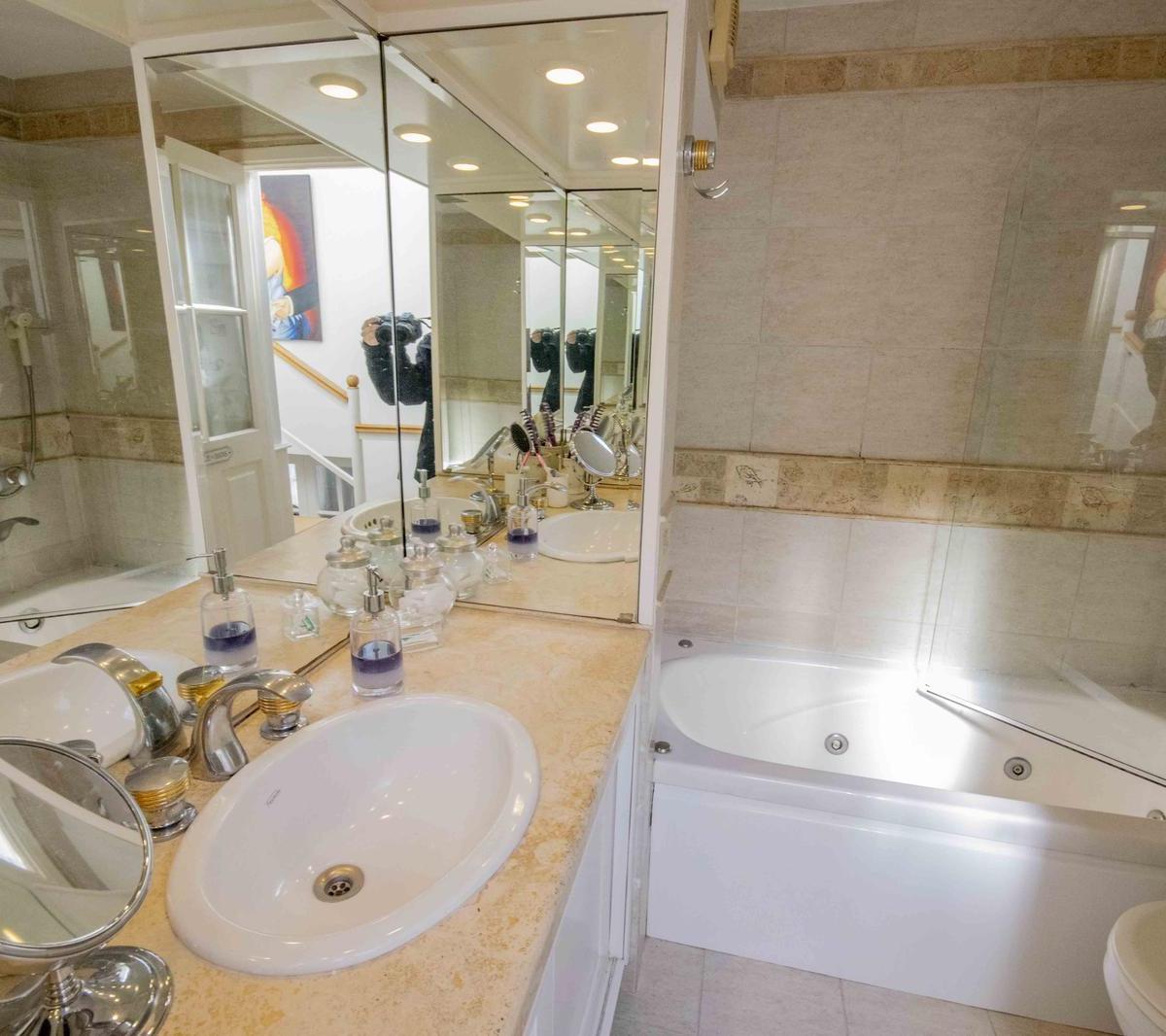 Casa de 7 Ambientes de Estilo Arquitectónico Antiguo en Venta en Florida. 3