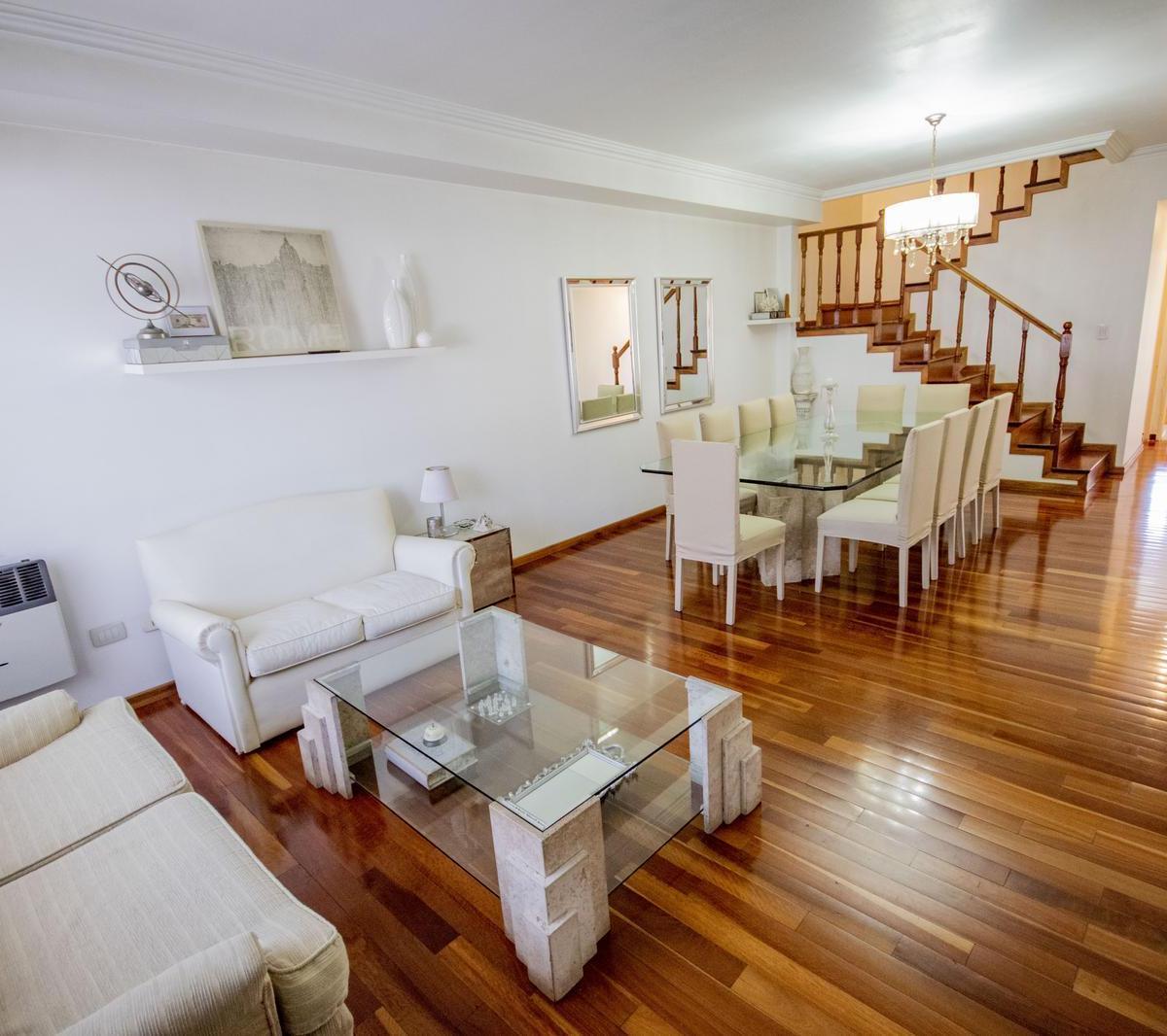 Dúplex de 4 ambientes playroom en venta, en Olivos.