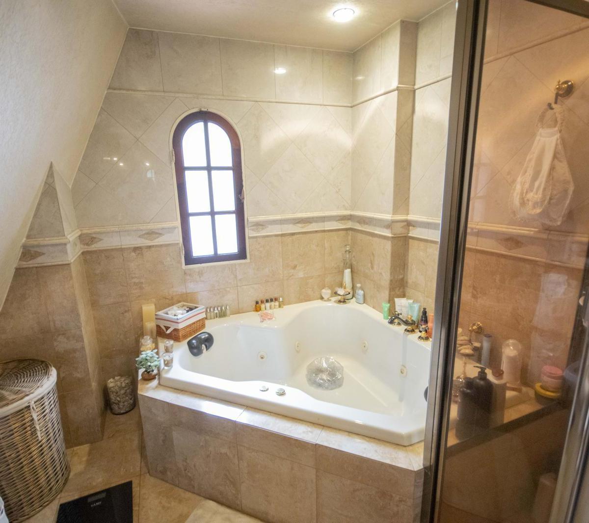 Casa de 5 ambientes con cochera y dependencia de servicio en venta en Martinez