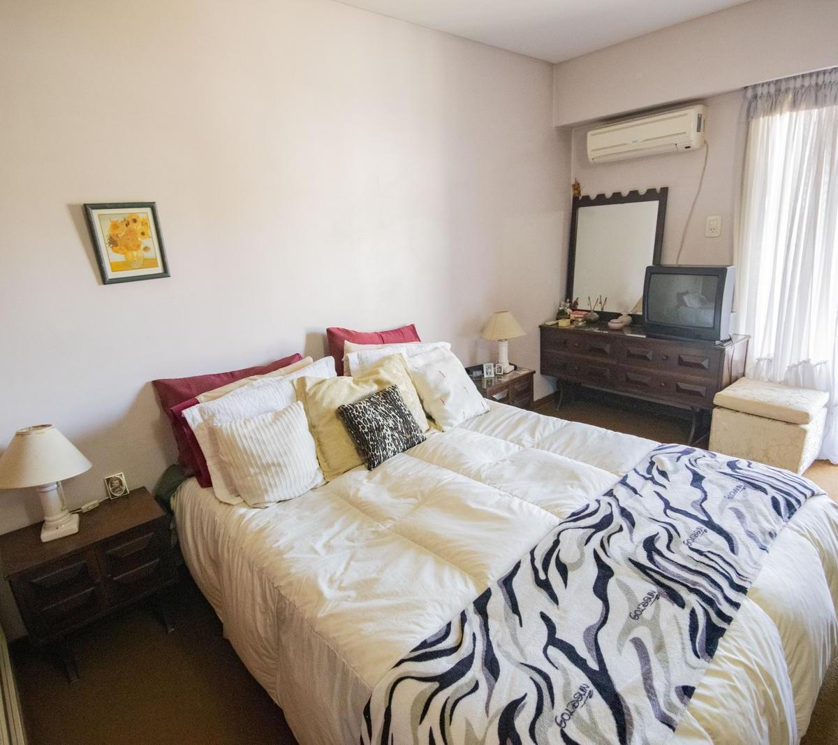 Casa de 7 Ambientes en Venta, en Florida. 2