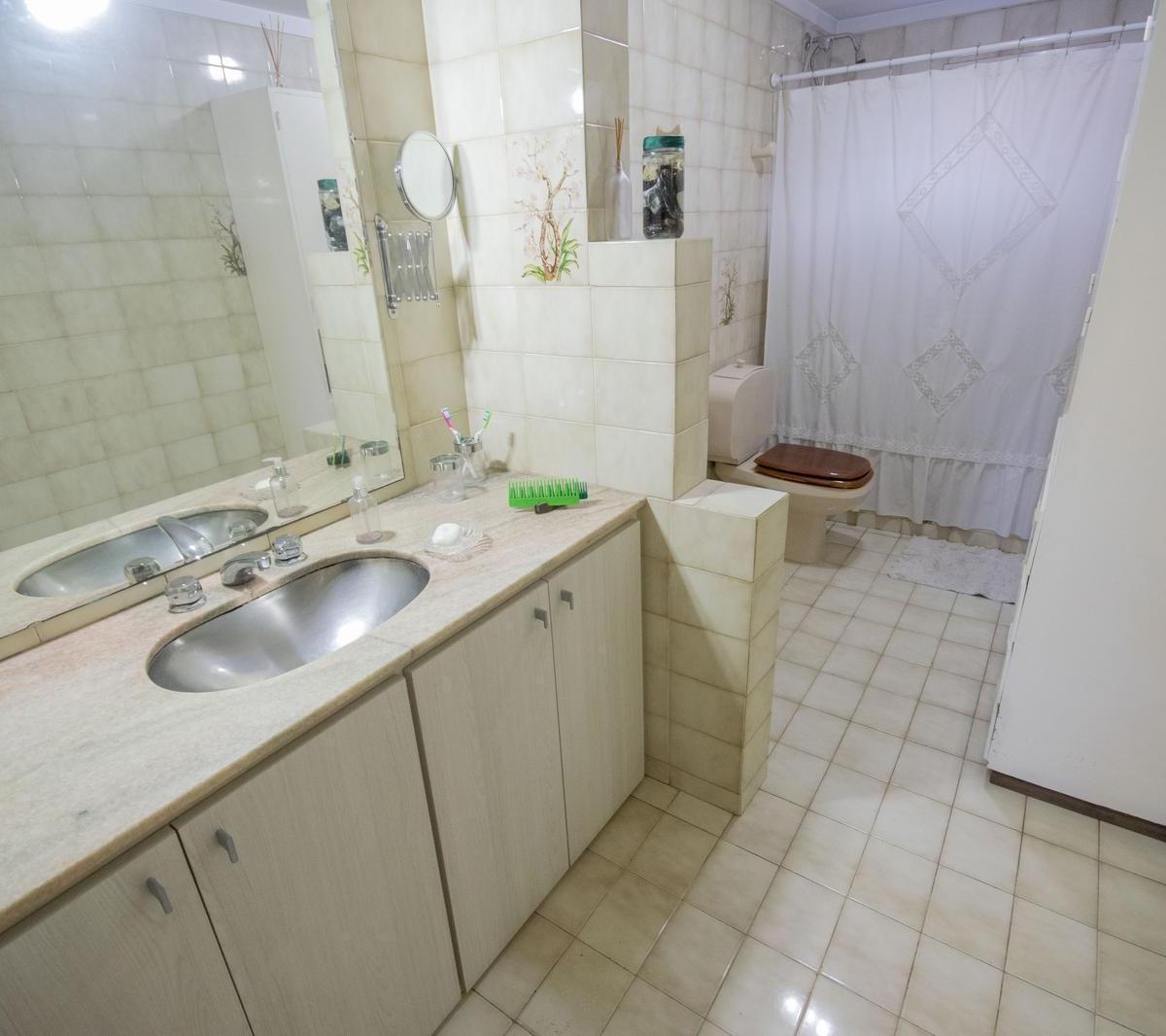 Casa de 7 Ambientes en Venta, en Florida. 3