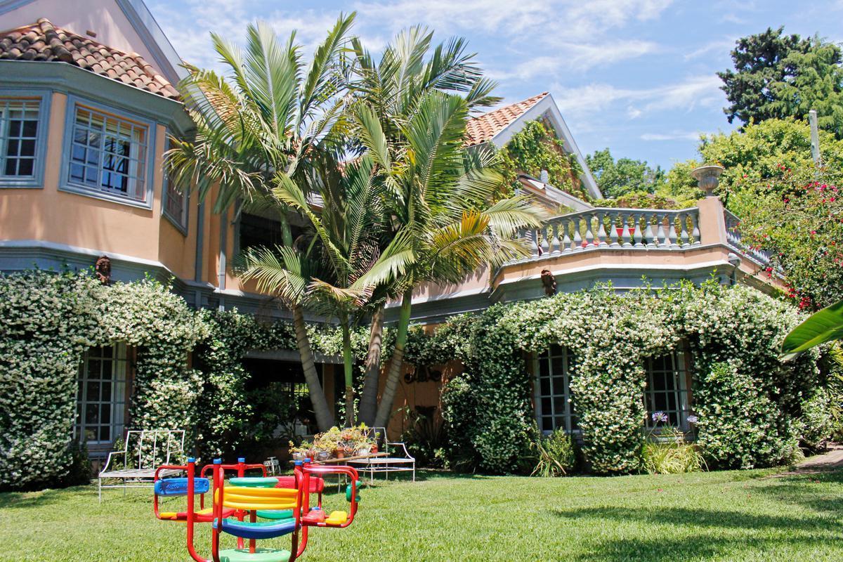 Casa de 6 ambientes con cocheras y dependencia de servicio en venta en Martinez