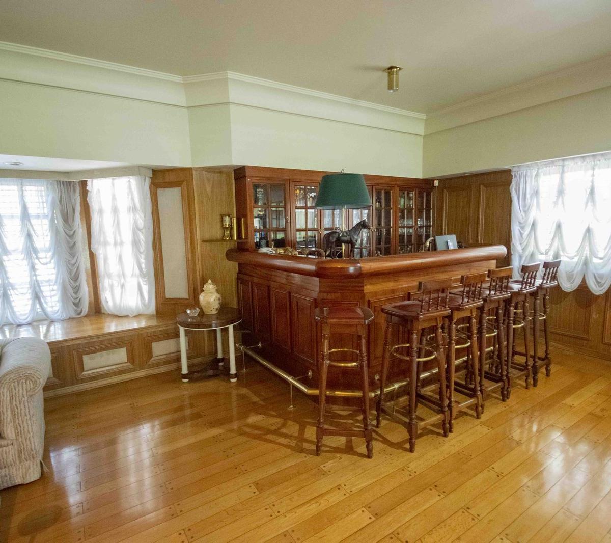 Casa de 9 Ambientes con Dos Dependencias y Sala de Juegos en Venta en Acassuso. 4