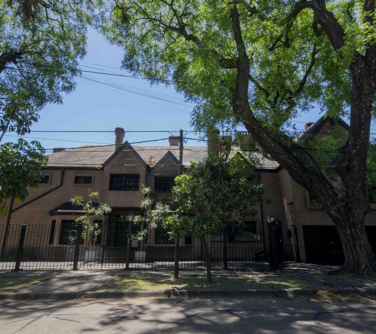 Casa de 9 Ambientes con Dos Dependencias y Sala de Juegos en Venta en Acassuso. 3