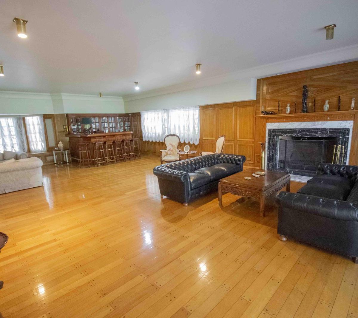 Casa de 9 Ambientes con Dos Dependencias y Sala de Juegos en Venta en Acassuso. 2