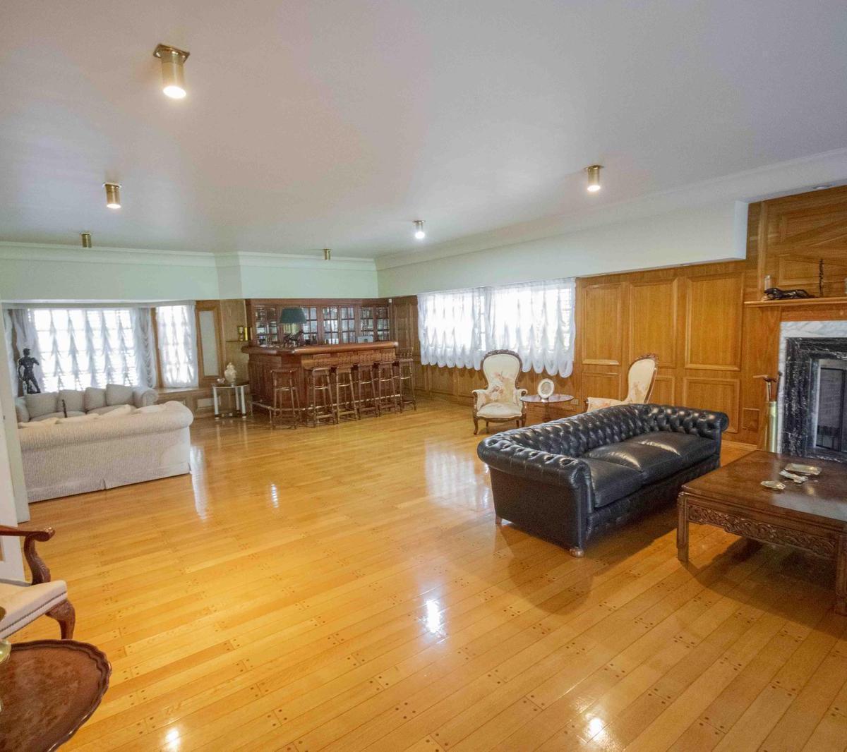 Casa de 9 Ambientes con Dos Dependencias y Sala de Juegos en Venta en Acassuso. 1