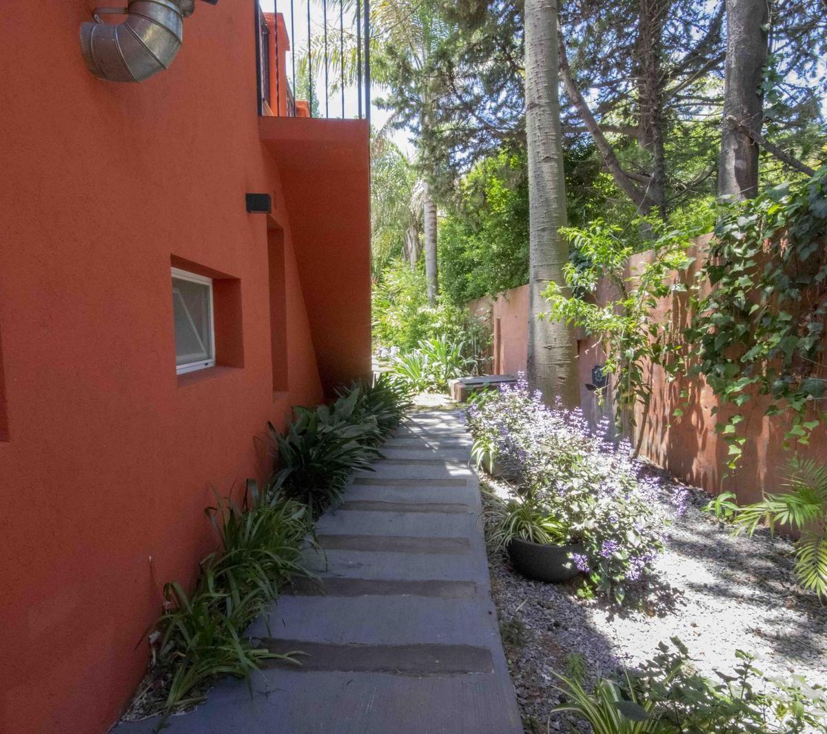 Casa de 5 Ambientes con Dependencia de Servicio en Venta, en Martínez. 2