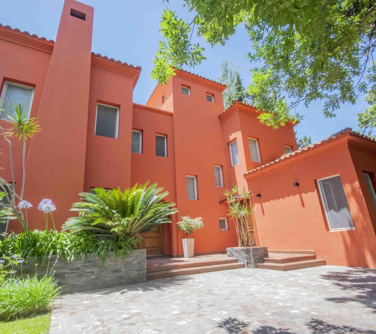 Casa de 5 Ambientes con Dependencia de Servicio en Venta, en Martínez. 1