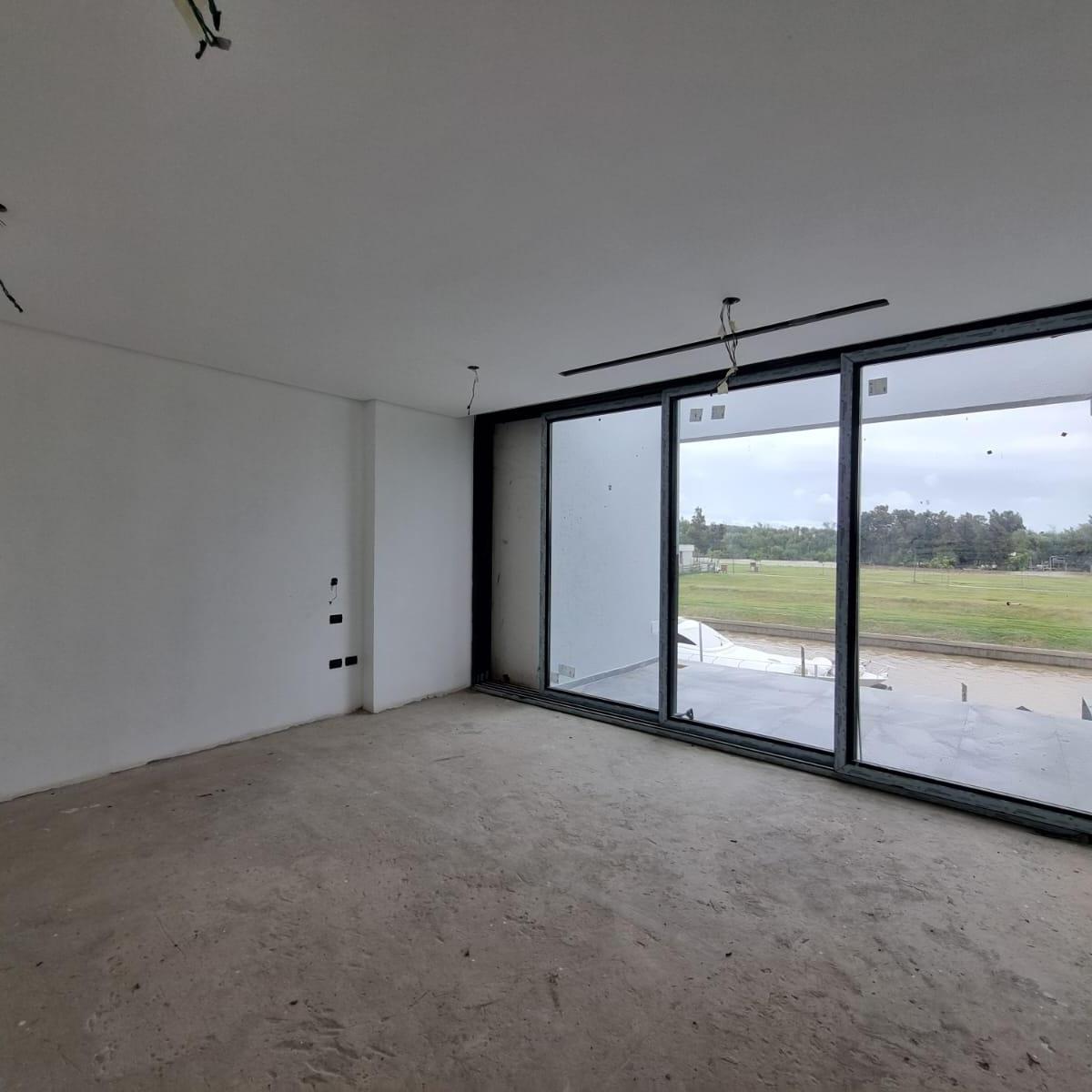 Casa de 6 ambientes con 4 cocheras en venta en el Yacht, Nordelta