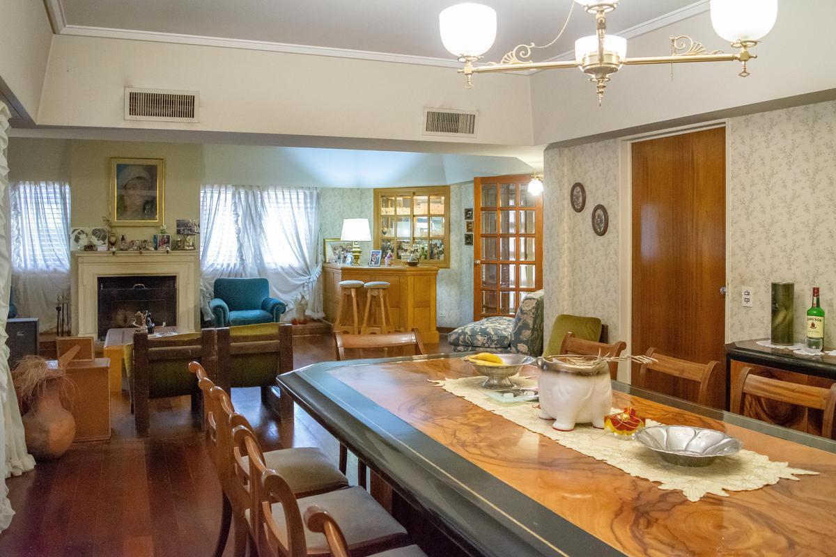 Hermoso Chalet de 7 Ambientes en Venta, en Olivos. 4