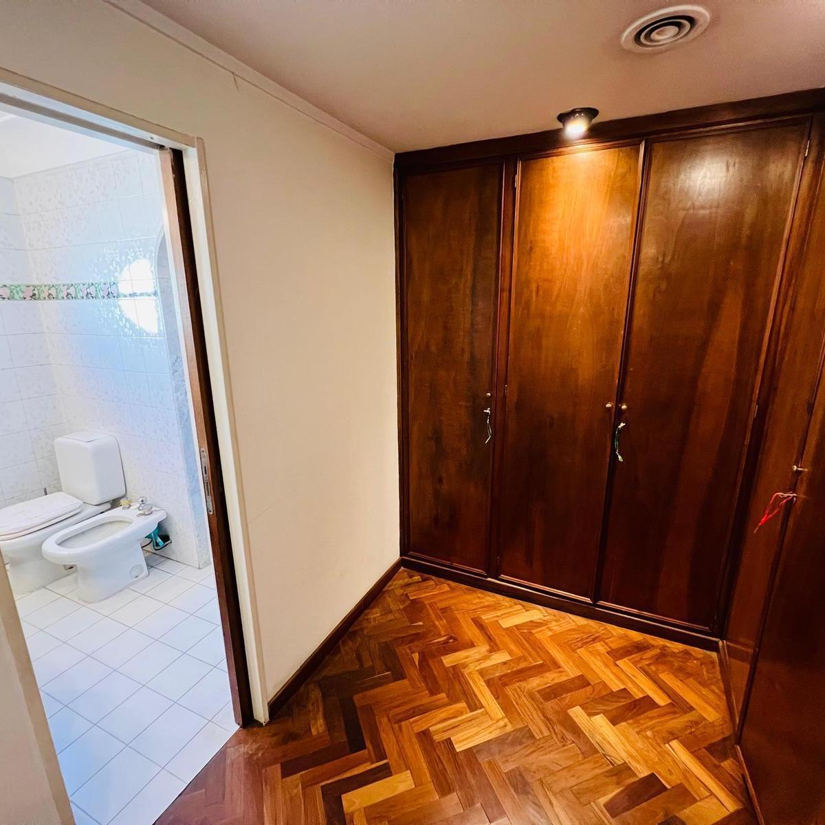 Chalet de 6 Ambientes en Venta, en Olivos. 2