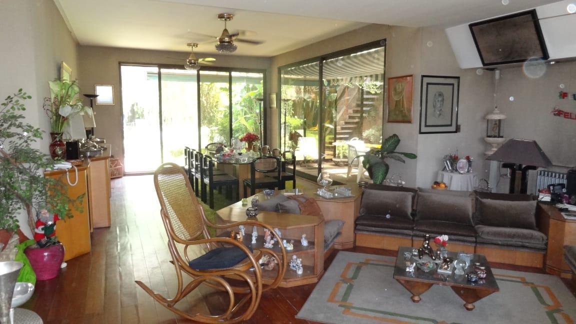 Casa de 5 ambientes con cochera y dependencia de servicio en venta en Las Lomas de San Isidro