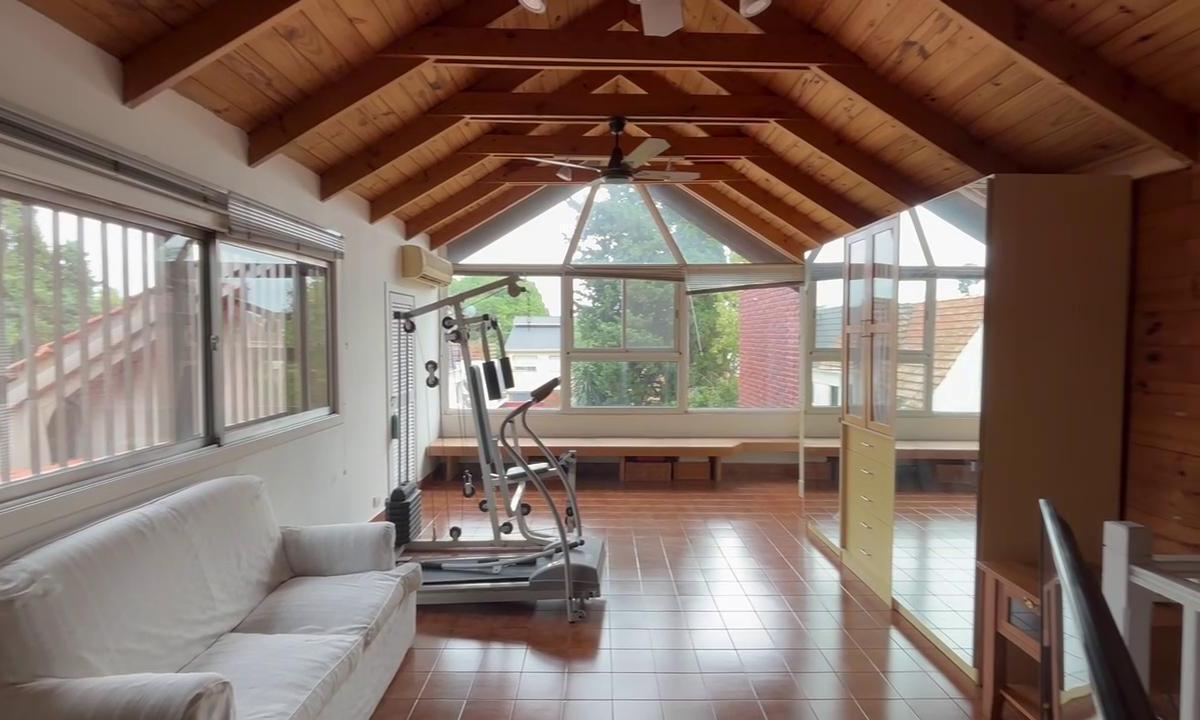 Casa 6 Ambientes con Pileta y Cochera en Venta en Martinez 2