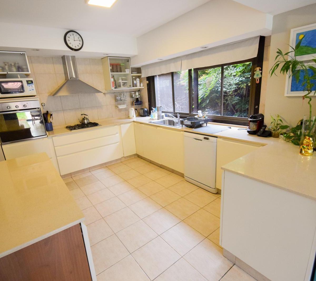 Casa 6 Ambientes con Pileta y Cochera en Venta en Martinez 1