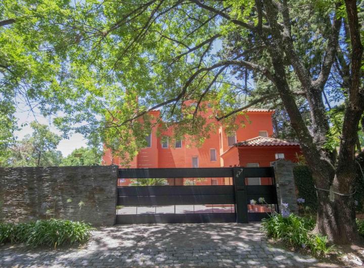 Casa de 5 ambientes con dependencia de servicio en venta, en Martínez. 2