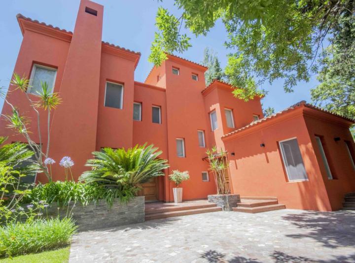 Casa de 5 ambientes con dependencia de servicio en venta, en Martínez. 1