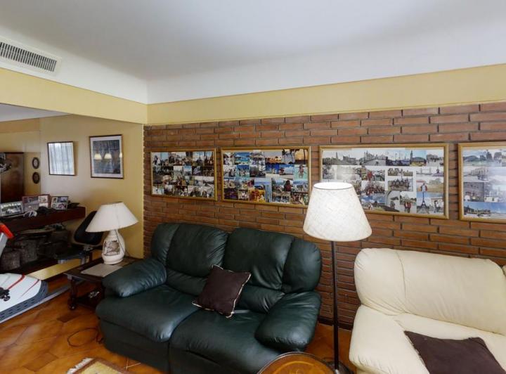 Foto de Excelente casa de 6 ambientes con jardín parquizado, quincho y pileta., imagen 3