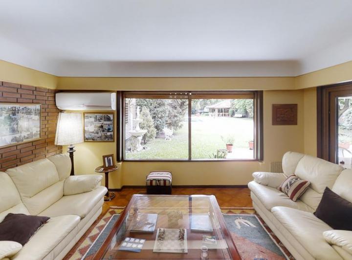 Foto de Excelente casa de 6 ambientes con jardín parquizado, quincho y pileta., imagen 1
