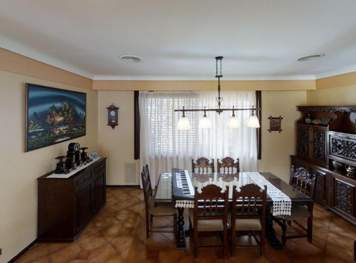 Foto de Excelente casa de 6 ambientes con jardín parquizado, quincho y pileta., imagen 4