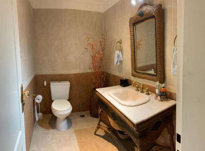 Casa 5 ambientes con dependencia y escritorio en alquiler en Martinez 5