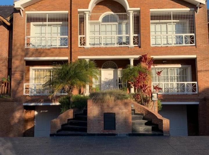 Casa 5 ambientes con dependencia y escritorio en alquiler en Martinez 2