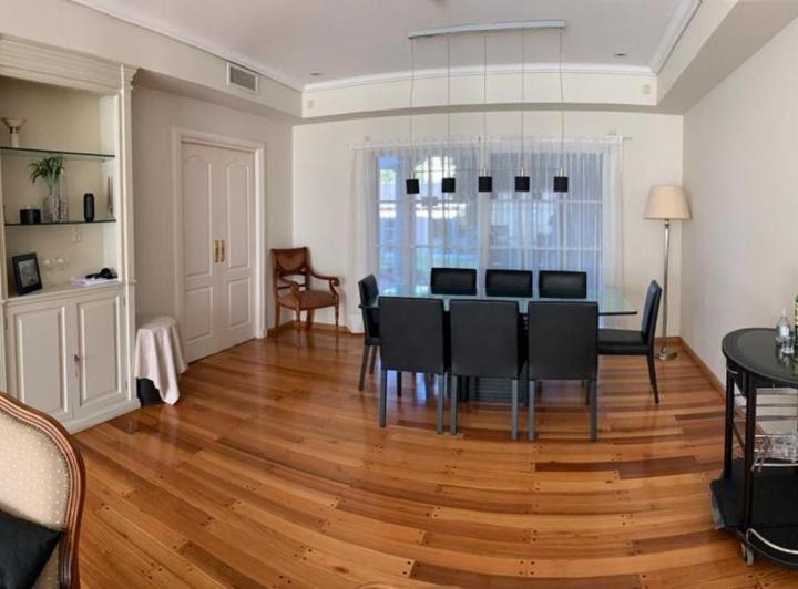 Casa 5 ambientes con dependencia y escritorio en alquiler en Martinez 4