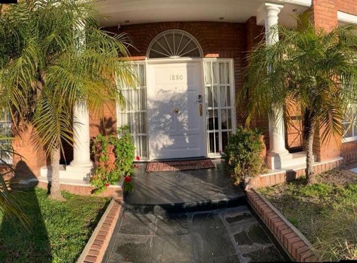 Casa 5 ambientes con dependencia y escritorio en alquiler en Martinez 3