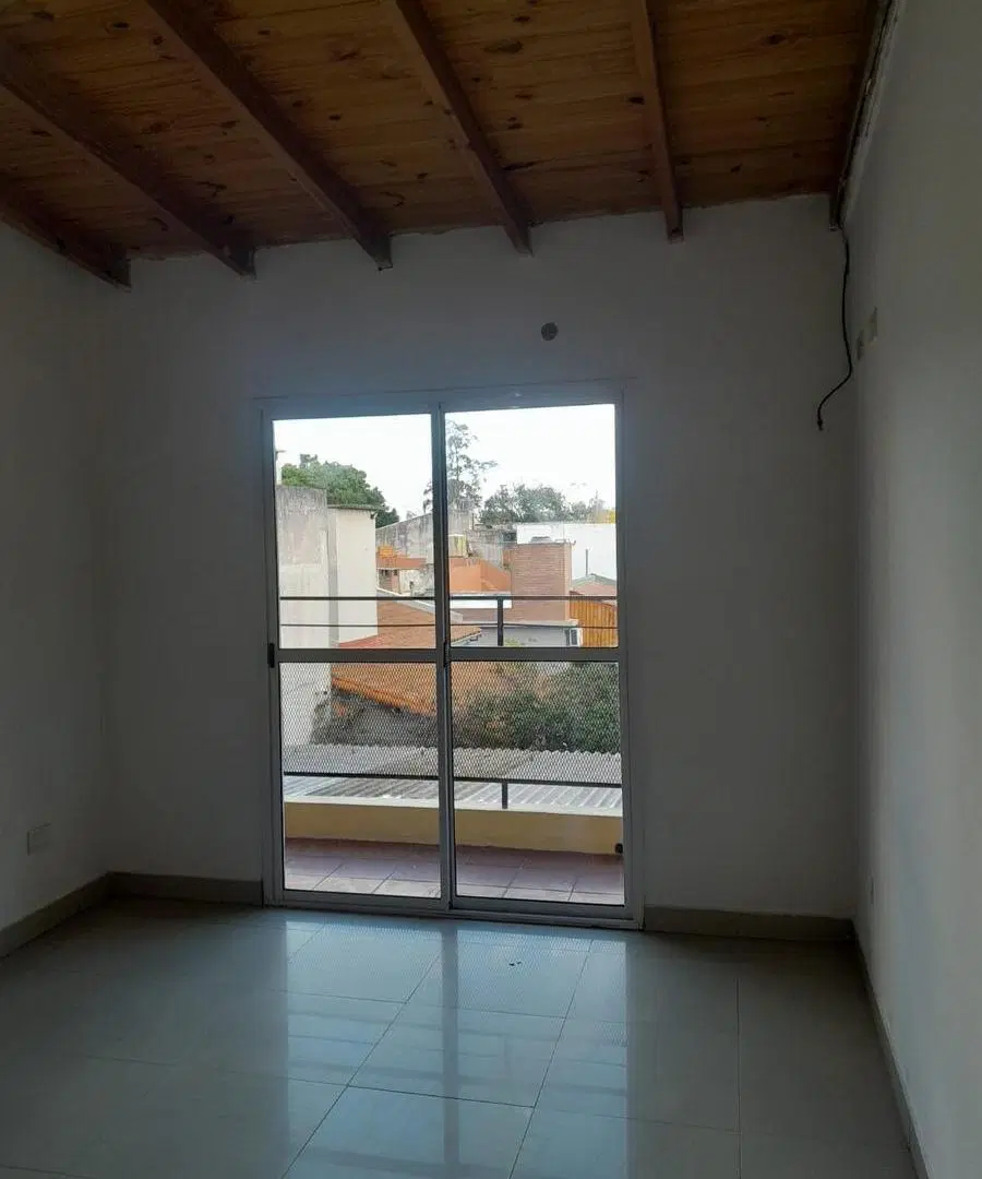 Departamento de 3 ambientes en 1er piso por escalera en alquiler, en Loma Hermosa. 2
