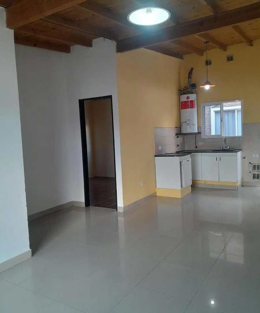 Departamento de 3 ambientes en 1er piso por escalera en alquiler, en Loma Hermosa. 5