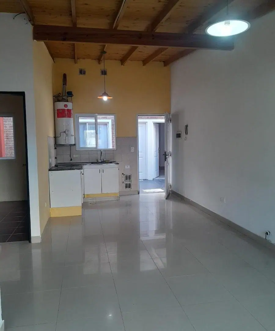 Departamento de 3 ambientes en 1er piso por escalera en alquiler, en Loma Hermosa. 4