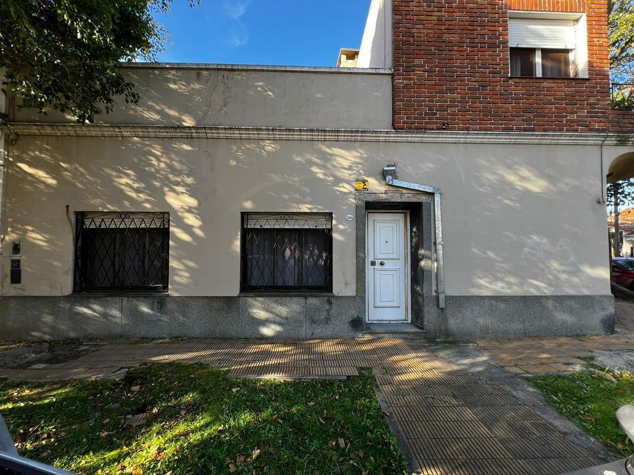 Casa 4 ambientes en venta en Martínez – a refaccionar