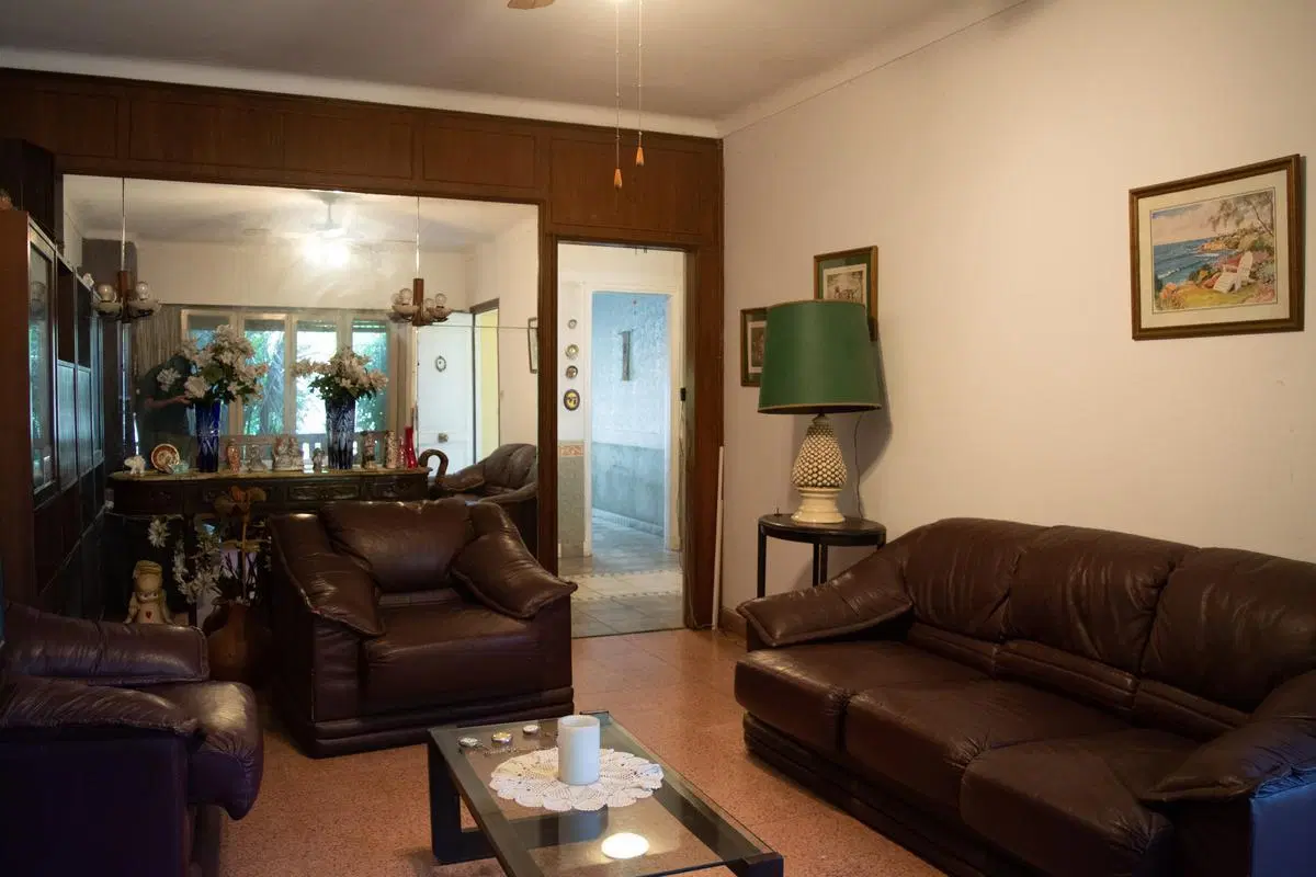 Casa de 4 ambientes con pileta y garage en venta en Martinez 2