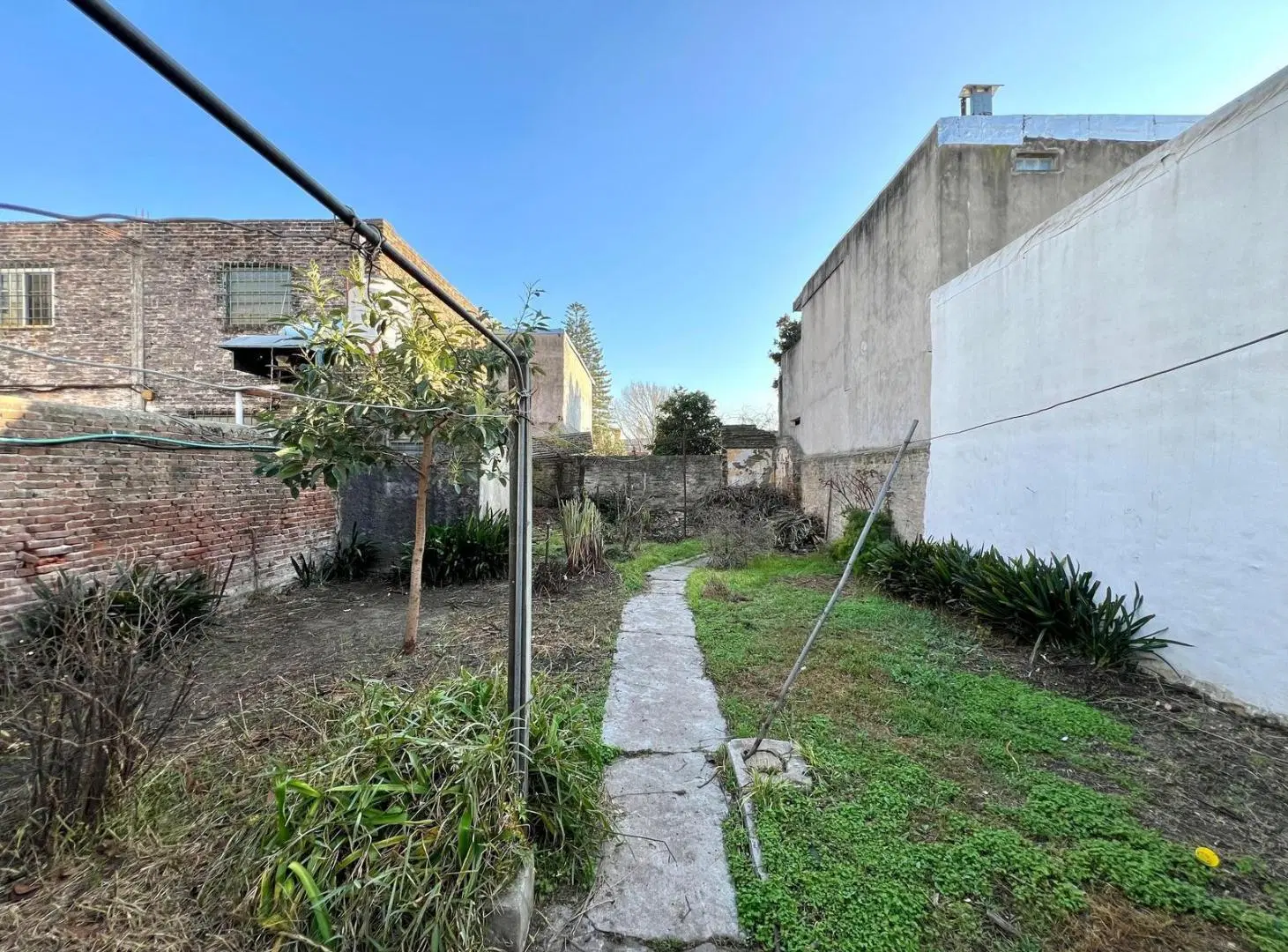 Terreno con vivienda más 2 locales en venta, en Munro 4