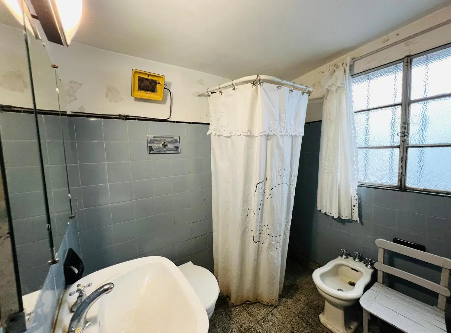 Terreno con vivienda más 2 locales en venta, en Munro 3
