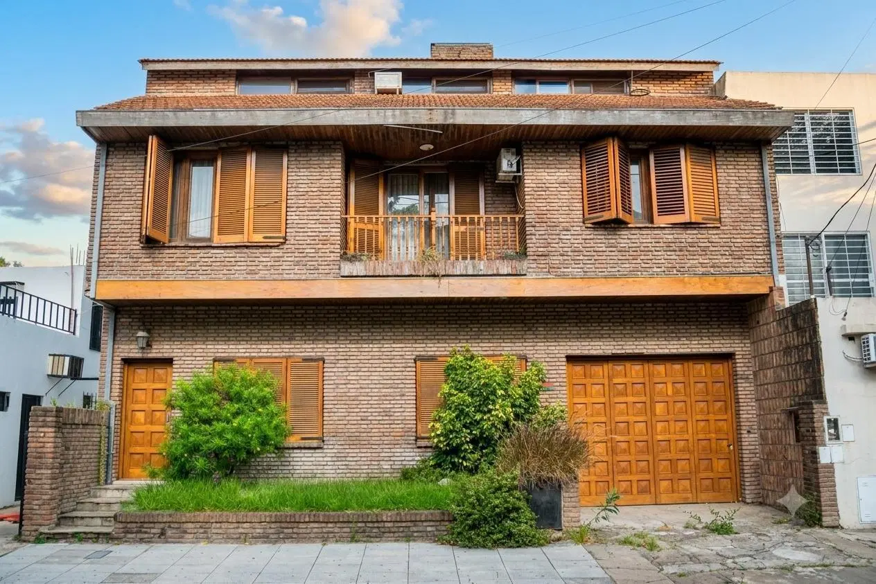 Casa de 5 ambientes con cochera en venta, en Martinez 2