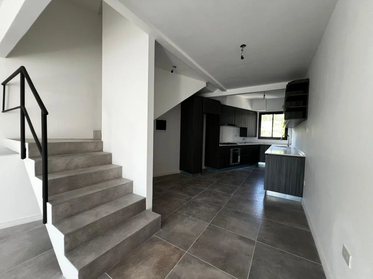 Departamento de 3 ambientes con cochera en venta en Olivos 5