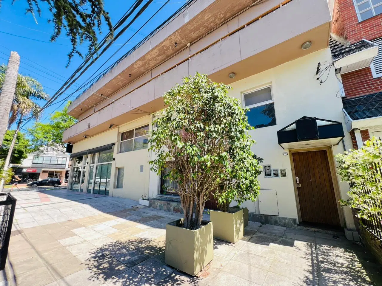 VENTA EN BLOCK! 2 LOCALES, 2 OFICINAS EN PLANTA ALTA Y UN CHALET! 2