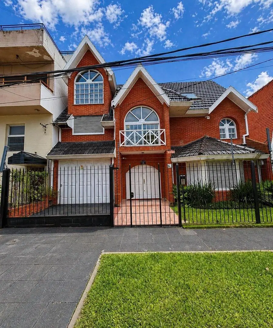VENTA EN BLOCK! 2 LOCALES, 2 OFICINAS EN PLANTA ALTA Y UN CHALET! 4