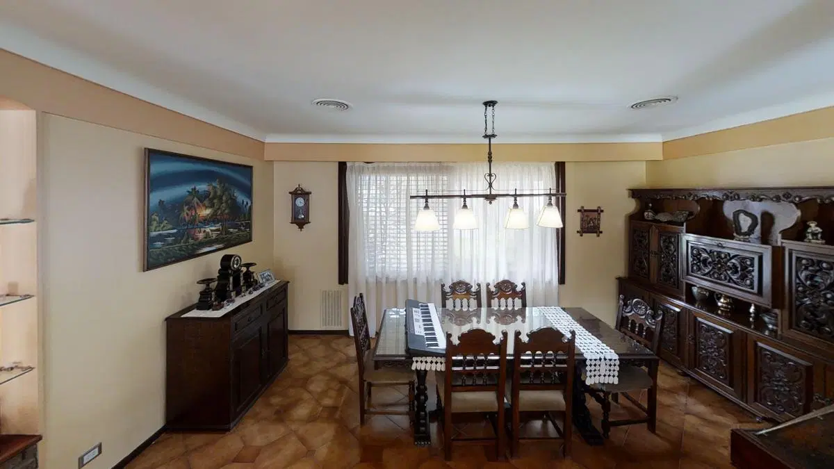 Excelente casa de 6 ambientes con jardín parquizado, quincho y pileta. 8