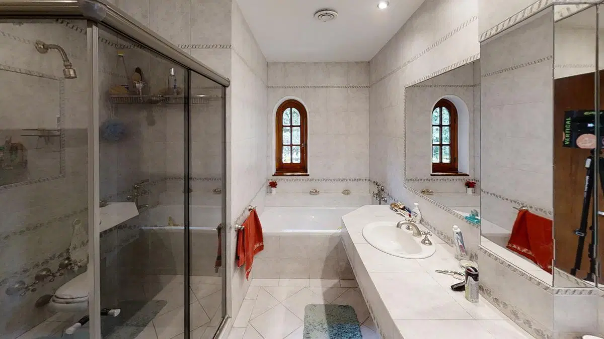 Excelente casa de 6 ambientes con jardín parquizado, quincho y pileta. 2