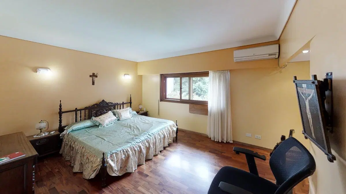 Excelente casa de 6 ambientes con jardín parquizado, quincho y pileta. 4