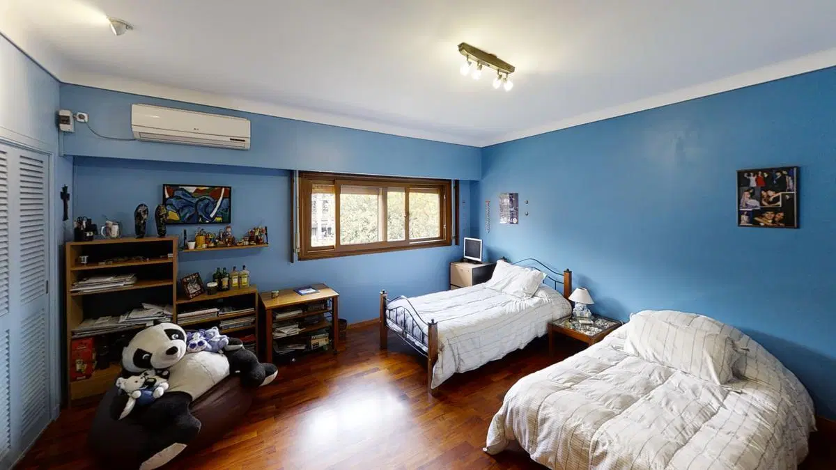 Excelente casa de 6 ambientes con jardín parquizado, quincho y pileta. 5