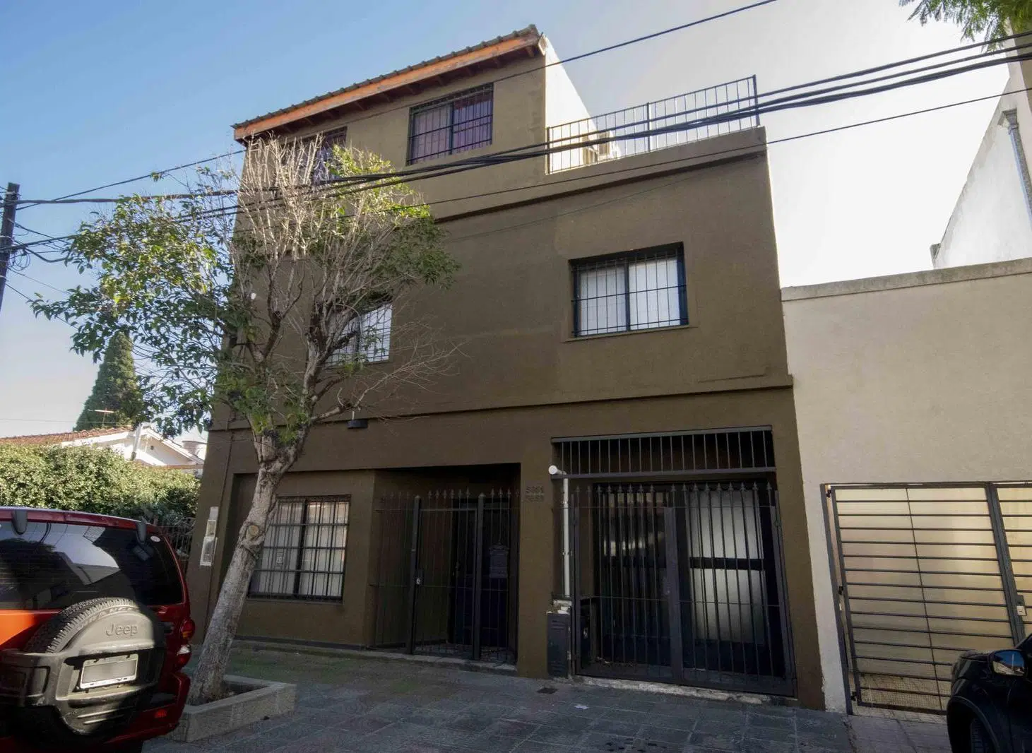 Casa de 5 ambientes con cochera y playroom en venta en Carapachay 1