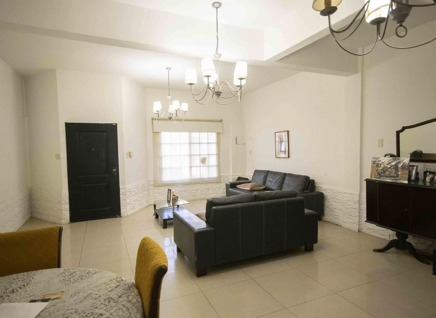 Casa de 5 ambientes con cochera y playroom en venta en Carapachay 3
