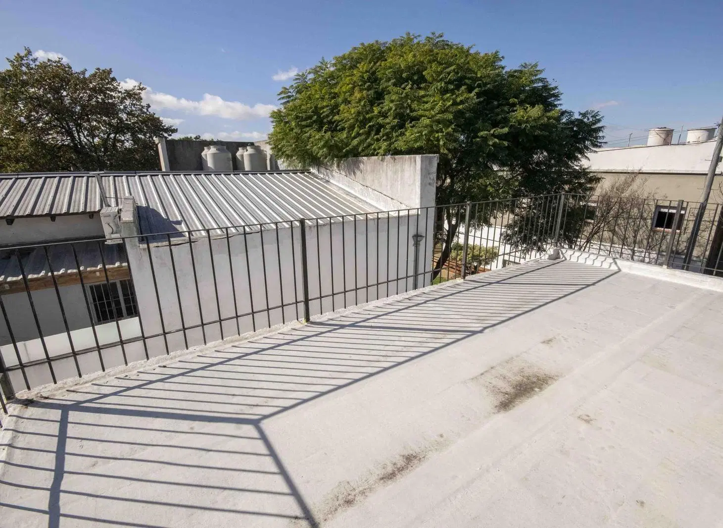 Casa de 5 ambientes con cochera y playroom en venta en Carapachay 5