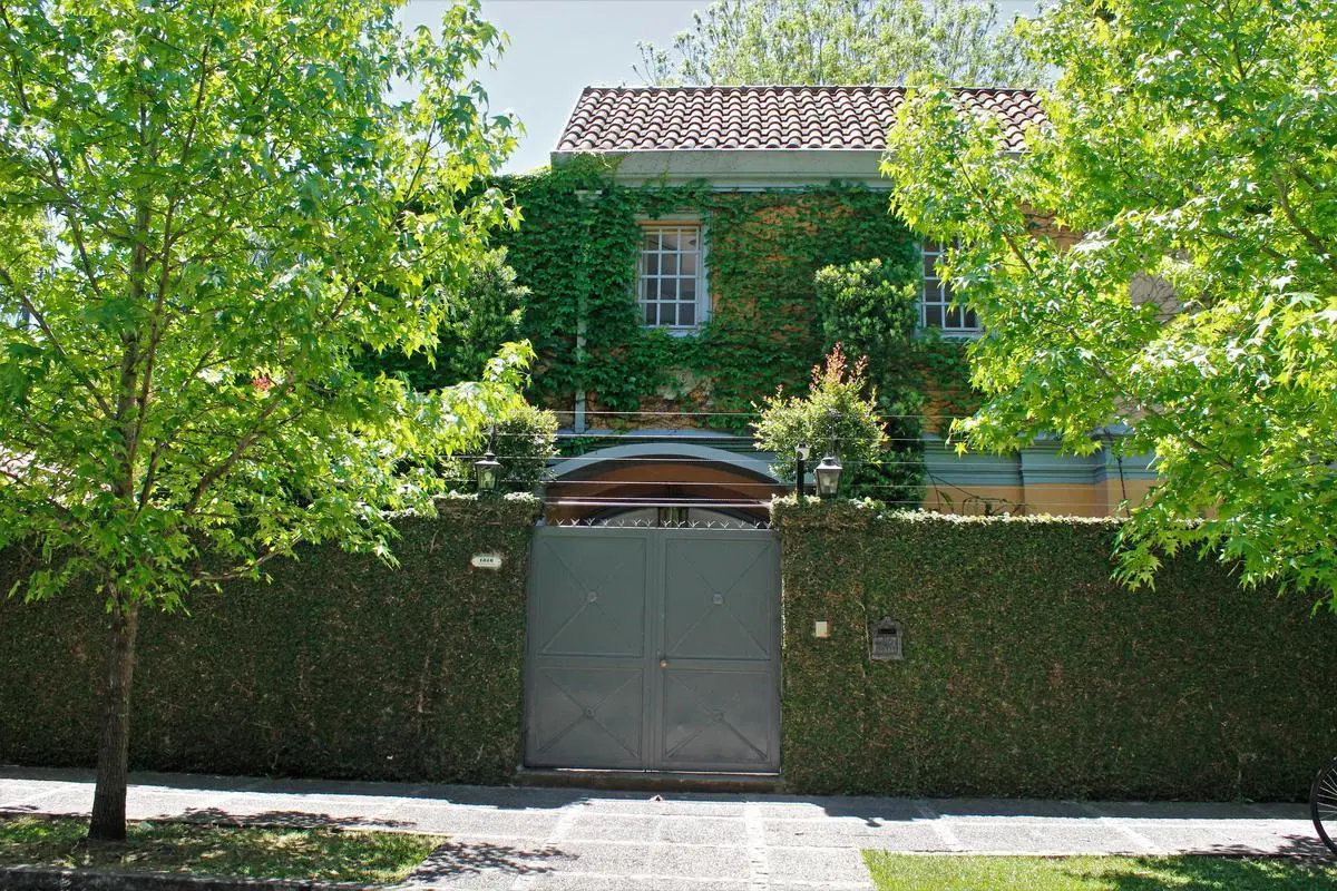 Casa de 6 ambientes con cocheras y dependencia de servicio en venta en Martinez 5