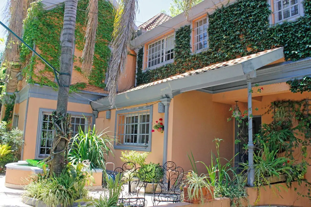 Casa de 6 ambientes con cocheras y dependencia de servicio en venta en Martinez 4